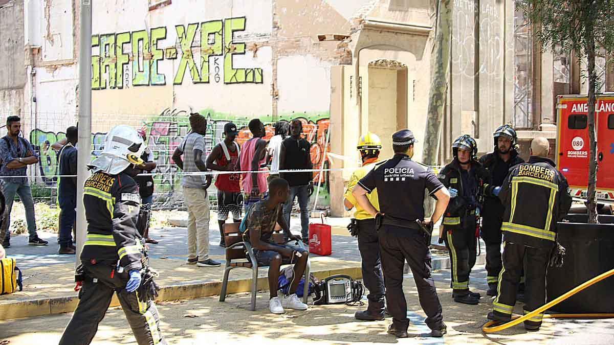 Incendio en un edificio ocupado en la calle de Ciutat de Granada, en Poblenou (Barcelona)