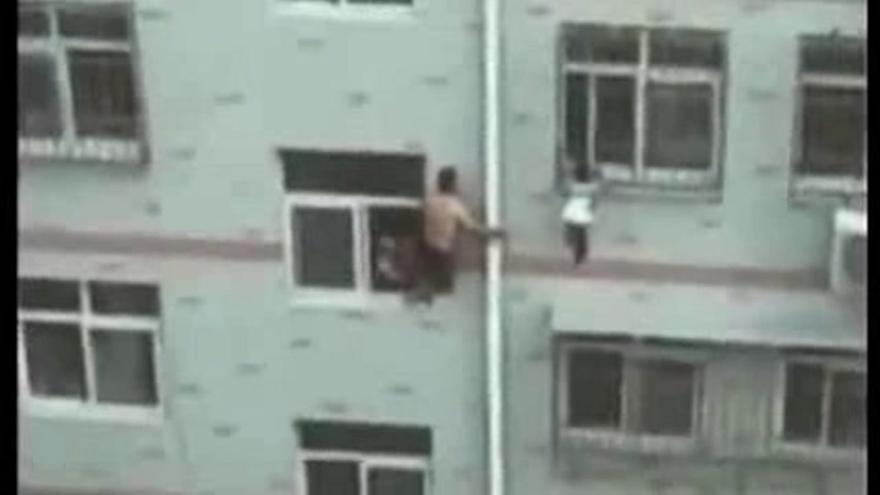 Un hombre salva a una niña con una escoba en China