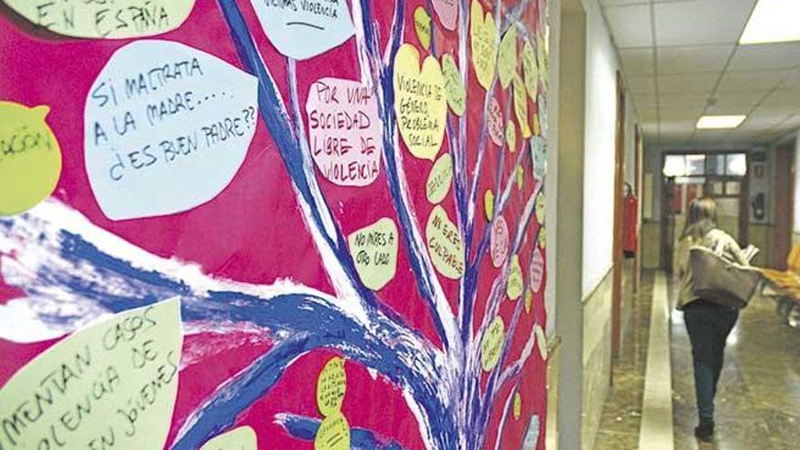 ´Si maltrata a la madre... ¿es buen padre?´ es una de las frases de un mural contra la violencia de género.