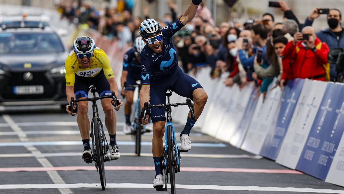 Valverde alza el puño celebrando la victoria en línea de meta