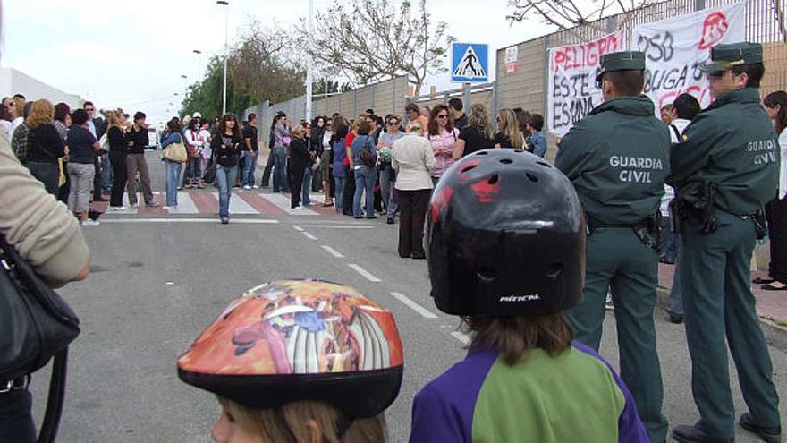 Un momento de la protesta de ayer en la que los padres solicitaron un proyecto para acabar con las grietas que atraviesan las instalaciones del colegio.