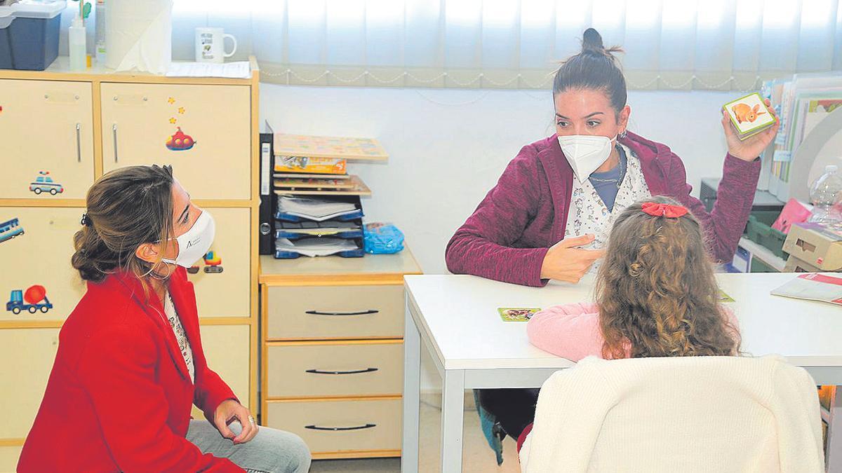 Una profesional de Atención Temprana atiende a una usuaria en las instalaciones ubicadas en Llanos de Jarata.