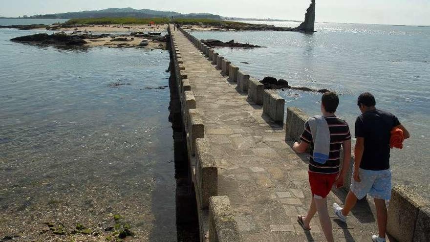 Pasarela de acceso a la torre de San Sadurniño en Cambados. // Iñaki Abella