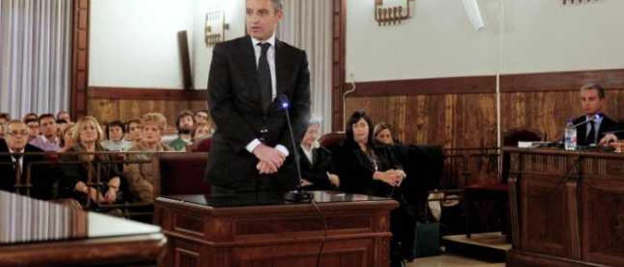 El expresidente Camps se dirige al jurado durante su declaración en el juicio de los trajes.