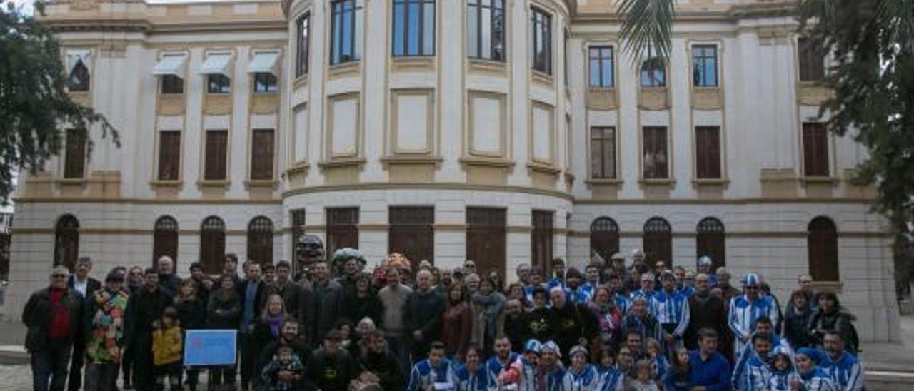 Asistentes a la conmemoración del 36 aniversario de la Llei d&#039;Ús i Ensenyament del Valencià en el Palacio Provincial.