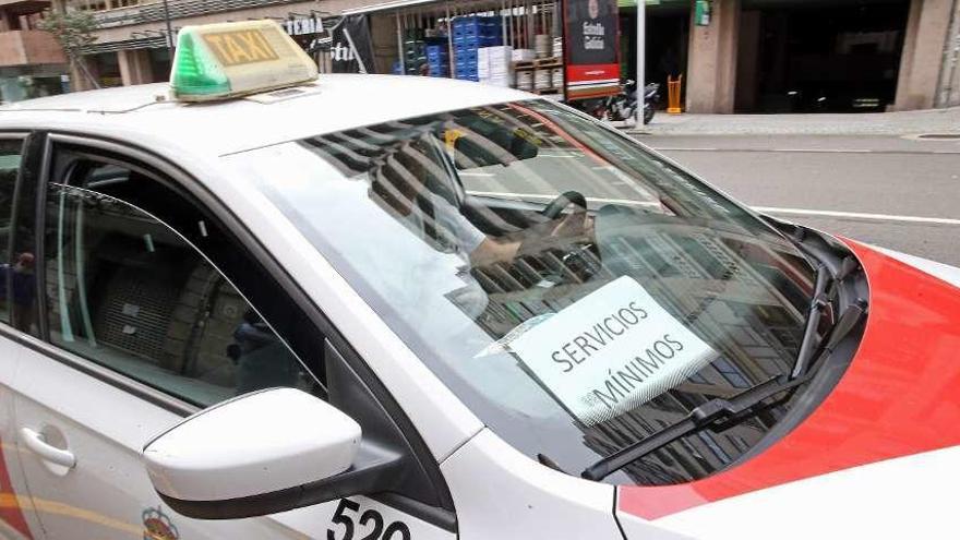 Un taxi en Vigo como parte de los servicios mínimos durante la huelga de este verano. // Marta G. Brea