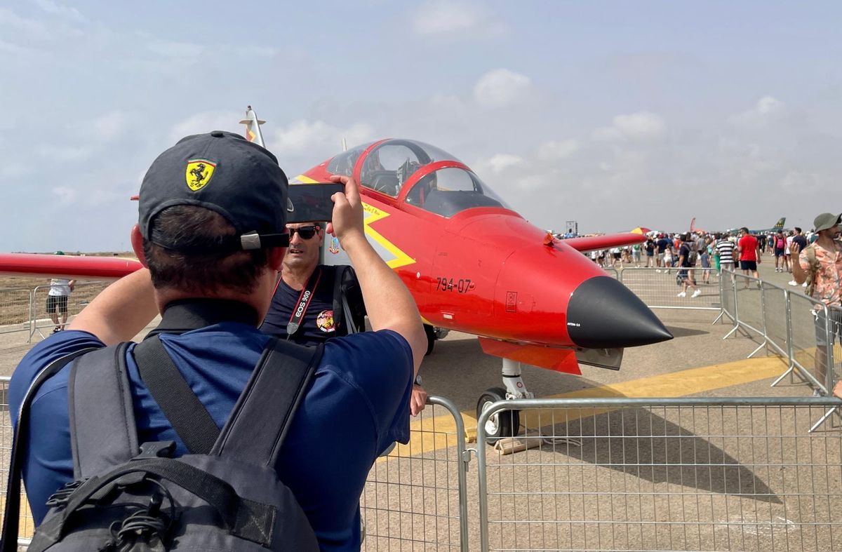 Un visitante de Aire25 se hace una foto ante un C 101, el avión que jubila la Patrulla Águila