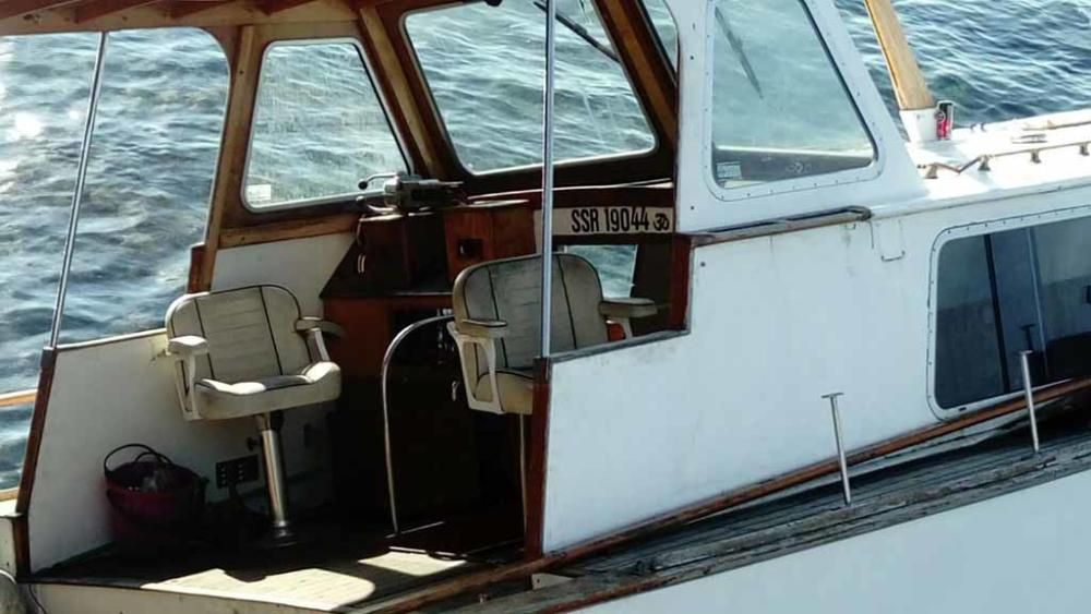 Un barco encllado y olvidado en es Canar