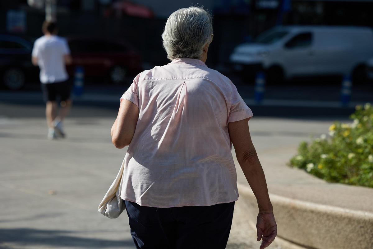 Una mujer camina por una calle de Madrid, en una imagen de archivo.