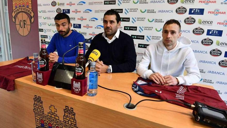 José García (izquierda) y Eneko Zabaleta (derecha), junto a Roberto Feáns, en su presentación oficial como jugadores del Pontevedra. // Gustavo Santos