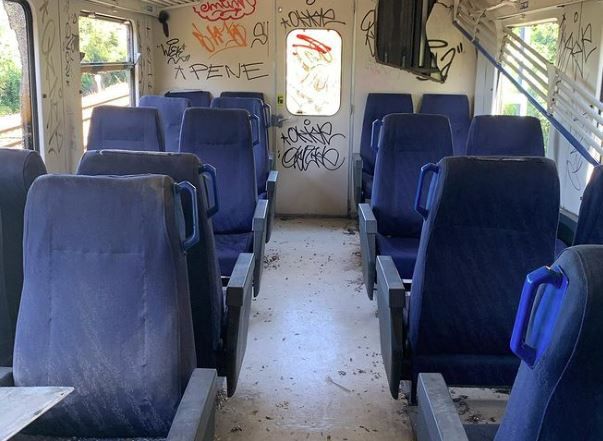Interior de un tren abandonado en Redondela