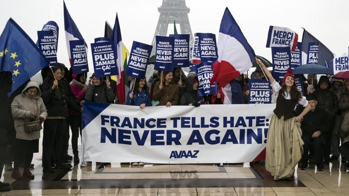 Activistas de la oenegé estadounidense Avaaz muestran una pancarta de alegría por la victoria de Macron, en París, el 8 de mayo.