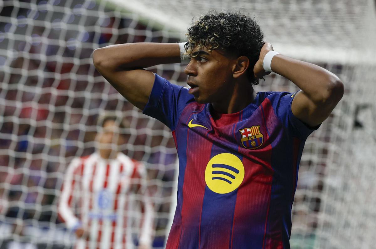 El delantero del Barcelona Lamine Yamal reacciona durante el partido dela jornada 30 de LaLiga EA Sports