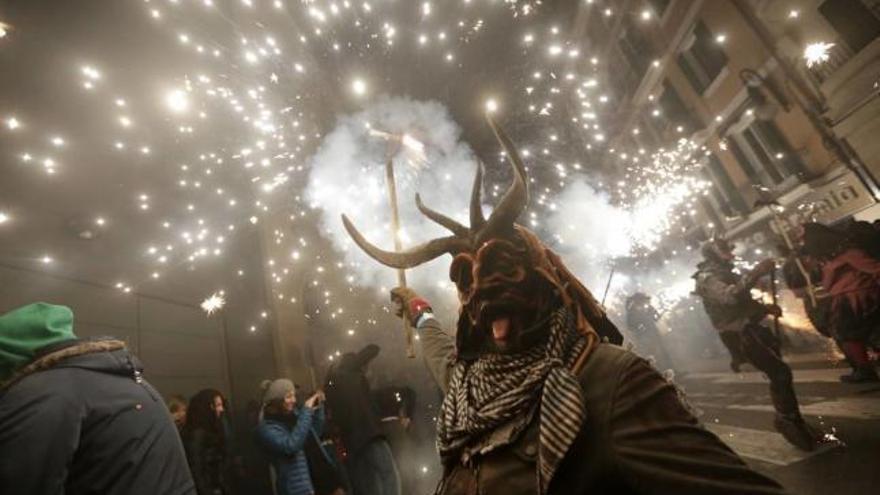 Mit dem Feuerlauf geht die Feier zu Sant Sebastià zu Ende.