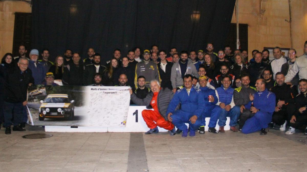 Los pilotos del VI Rallysprint de Santanyí con una pancarta de ánimo para Lorenzo Salom.