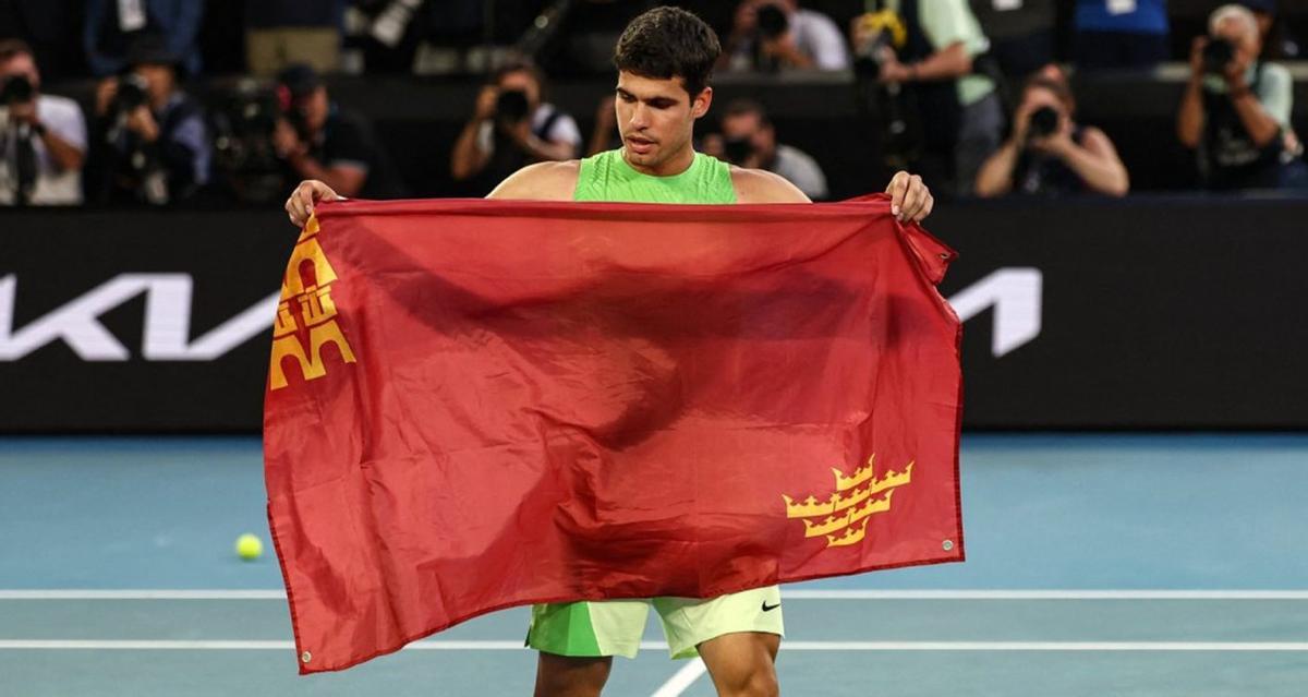 Carlos Alcaraz, con la bandera de la Región de Murcia