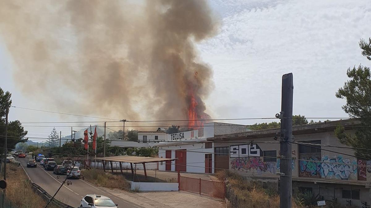 Incendio en la carretera de Sant Josep a Sant Antoni