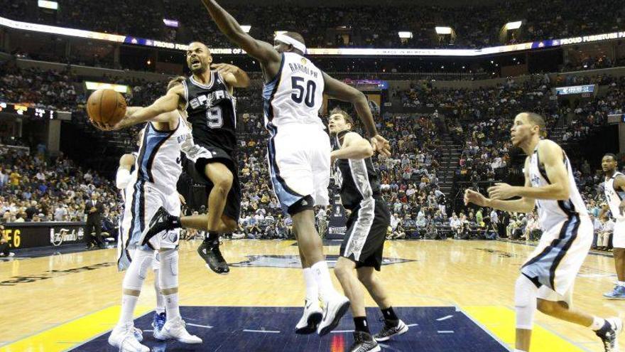 Parker, Duncan y Ginóbili ponen a los Spurs a un triunfo de las finales