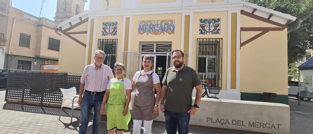 El alcalde y el concejal han visitado el Mercado después del lavado de cara.