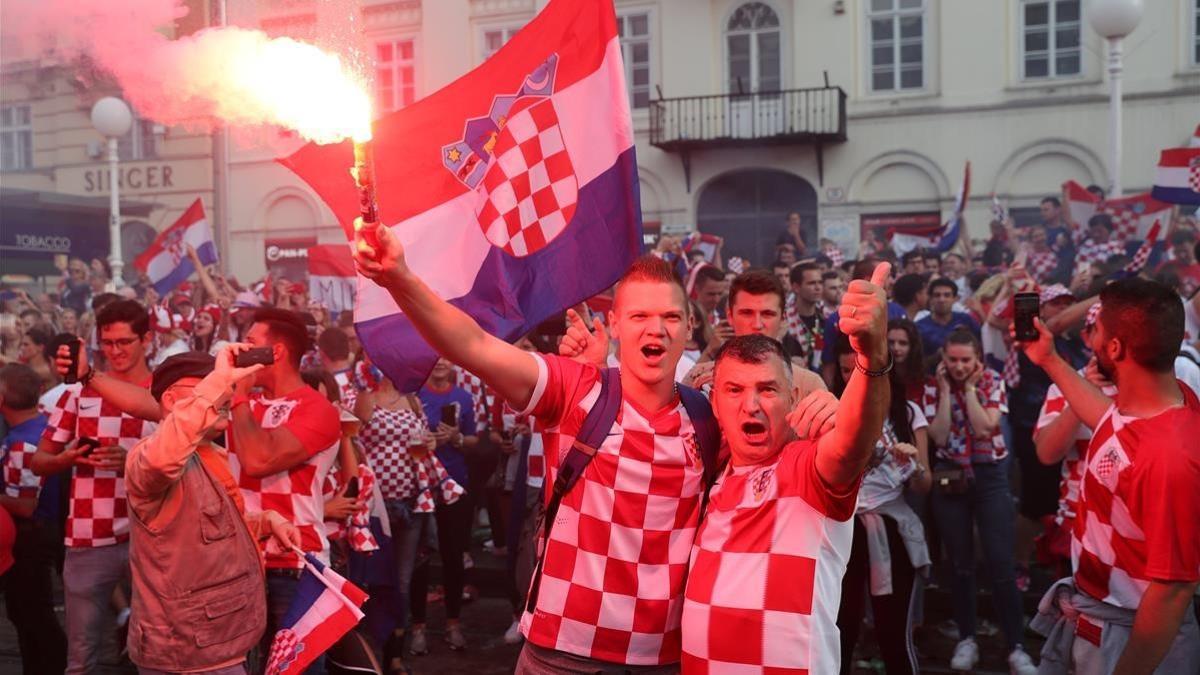 Seguidores croatas celebran su subcampeonato en las calles de Zagreb.