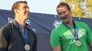 Michael Phelps (esquerra) i Ryan Lochte xerren al podi de la prova de 200 metres dels Campionats dels EUA.