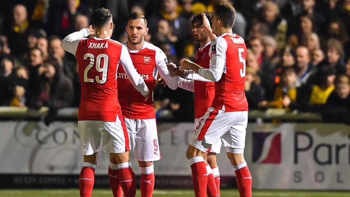 Pérez celebrando el gol frente al Sutton con sus compañeros