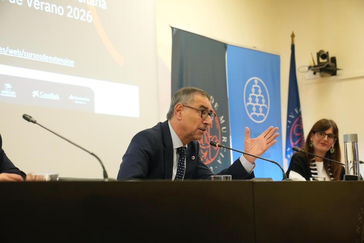 El rector, José Luján,junto a la vicerrectora de Formación Continua, Vanesa Valero