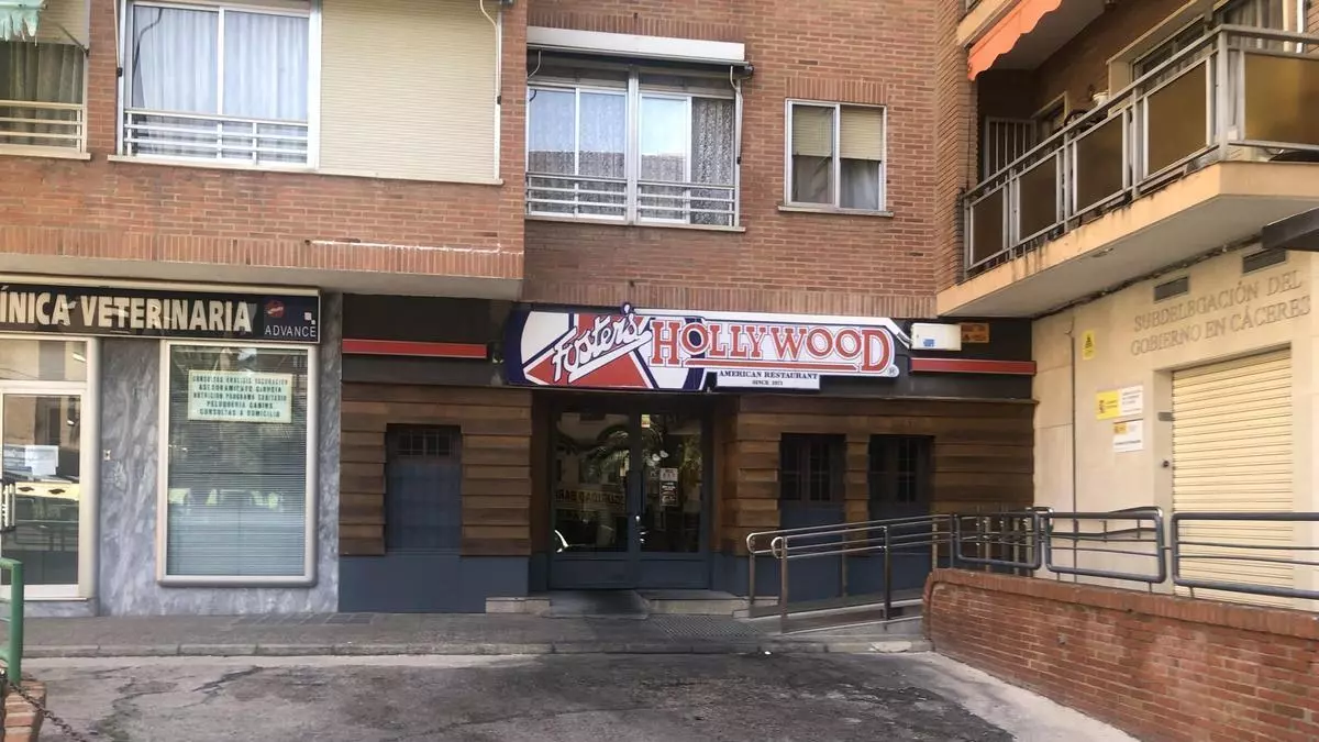 Cierra Foster's Hollywood en Cáceres, abierto desde 2004 y la ciudad dice adiós a sus aros de cebolla, las burbujas de su Coca Cola y a sus inolvidables 'patatinas'