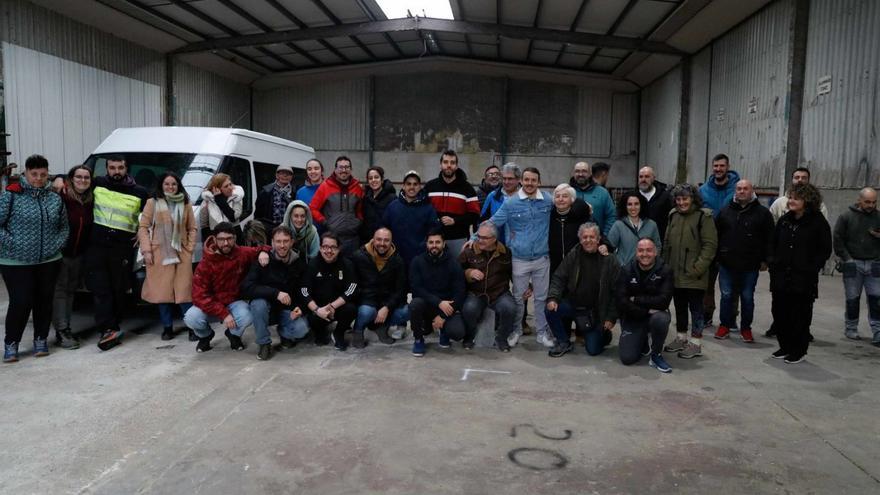 Peñistas en la nave de Las Arobias, ayer. | MARA VILLAMUZA