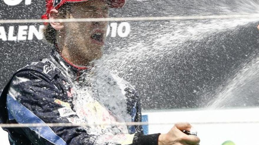 Vettel gana una carrera marcada por la polémica