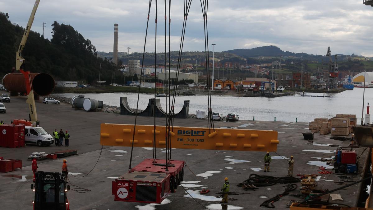 Una pieza fabricada por Imasa, en el puerto de Avilés.