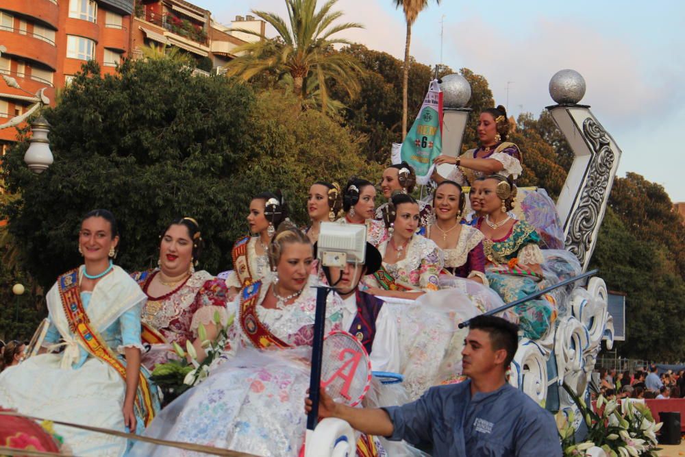 Tres generaciones de falleras en la Batalla de Flores