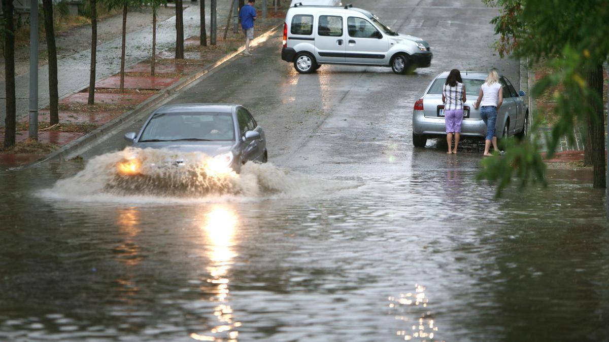 Coches circulando en una zona anegada tras las inundaciones por las fuertes tormentas en Igualada