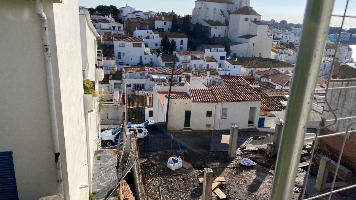 Tallen l&#039;accés a les escales del carrer Solitari de Cadaqués per un despreniment.