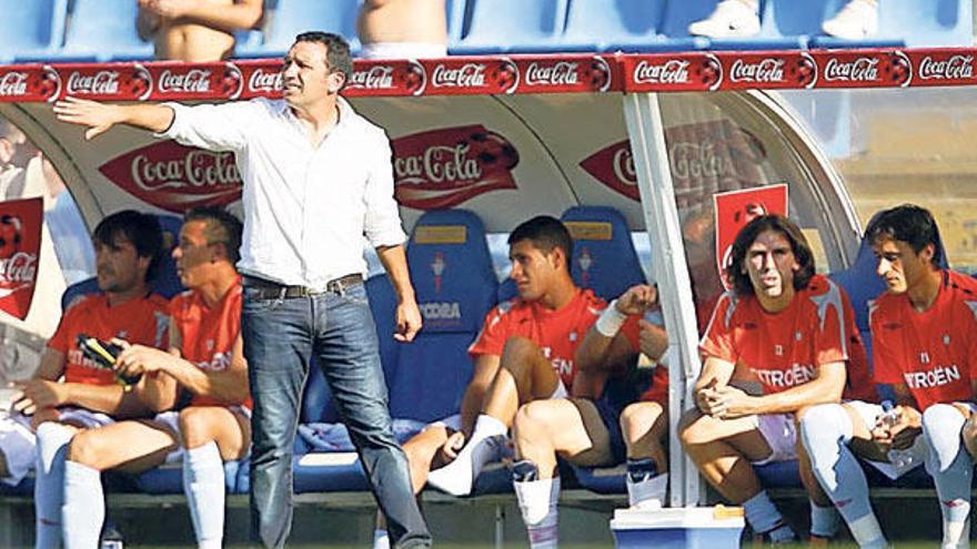 Eusebio da instrucciones durante un partido en Balaídos