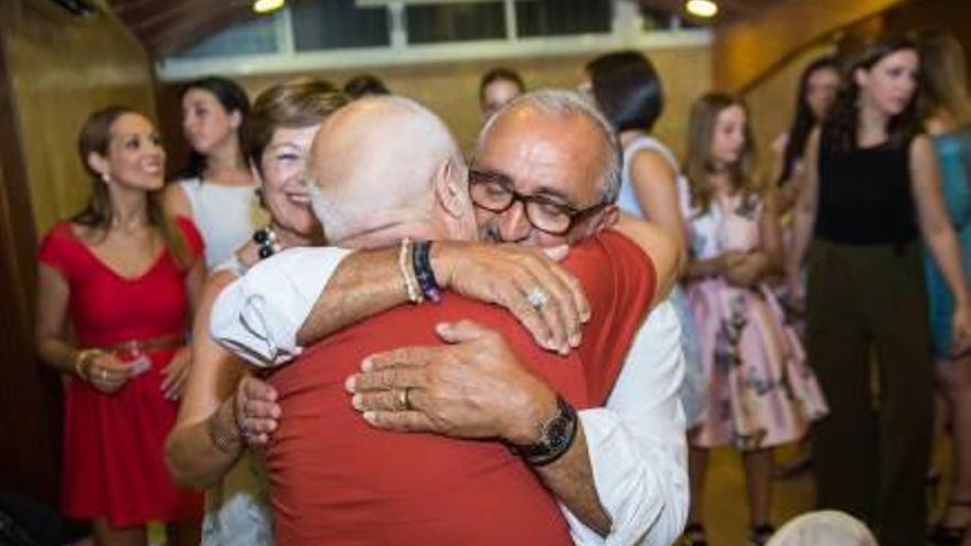 José María Lorente recibe un abrazo en una noche emotiva.