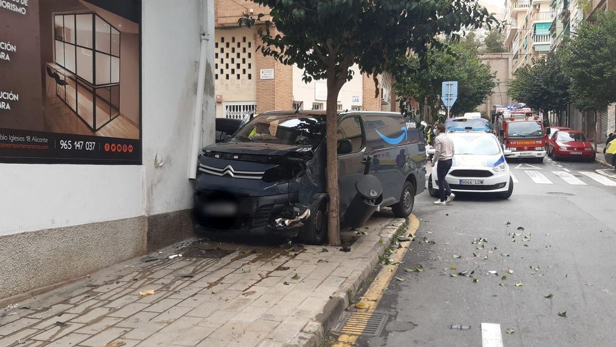 Estado en que quedó la furgoneta accidentada en Alicante. / ZEROZERO
