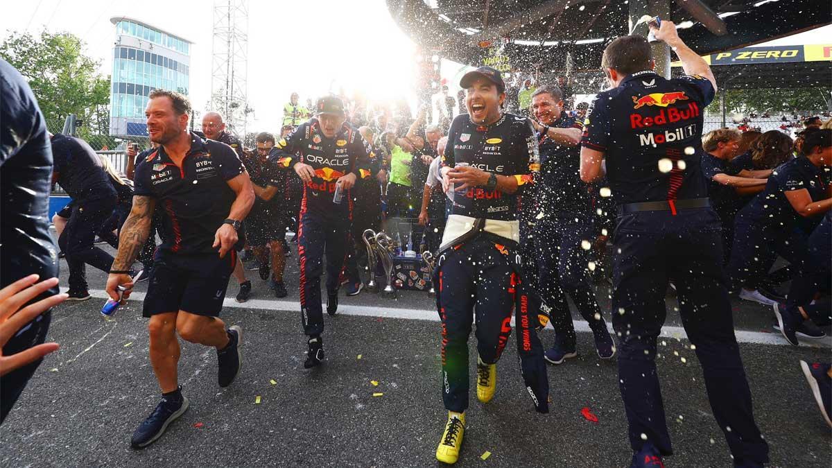 Checo Pérez y Max Verstappen, celebrado el titulo de constructores en Japón