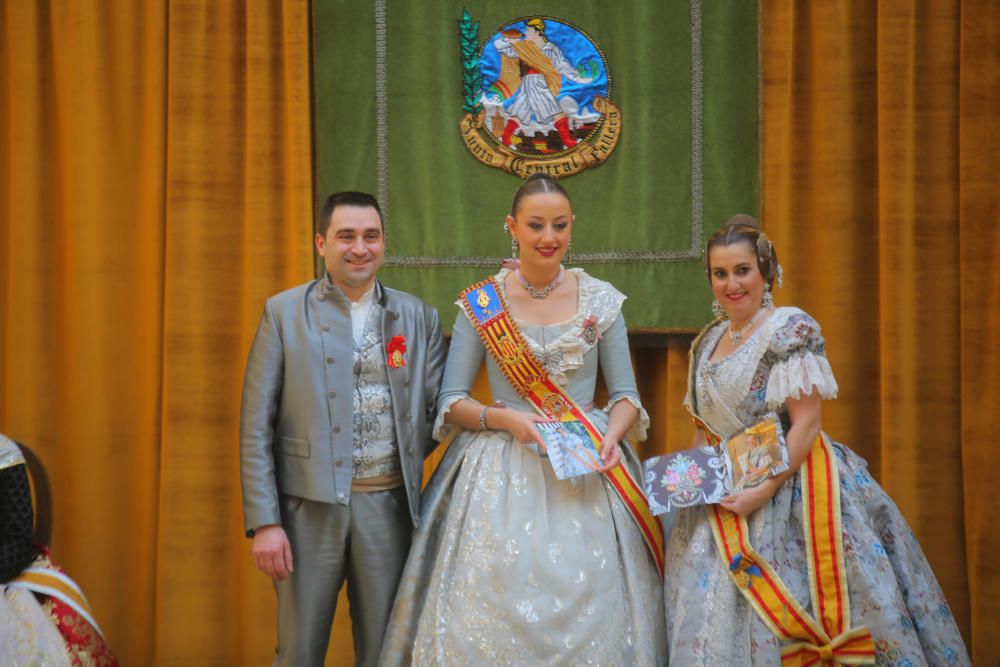 Intercambio de fotos con la fallera mayor e imposición de bunyols d'or