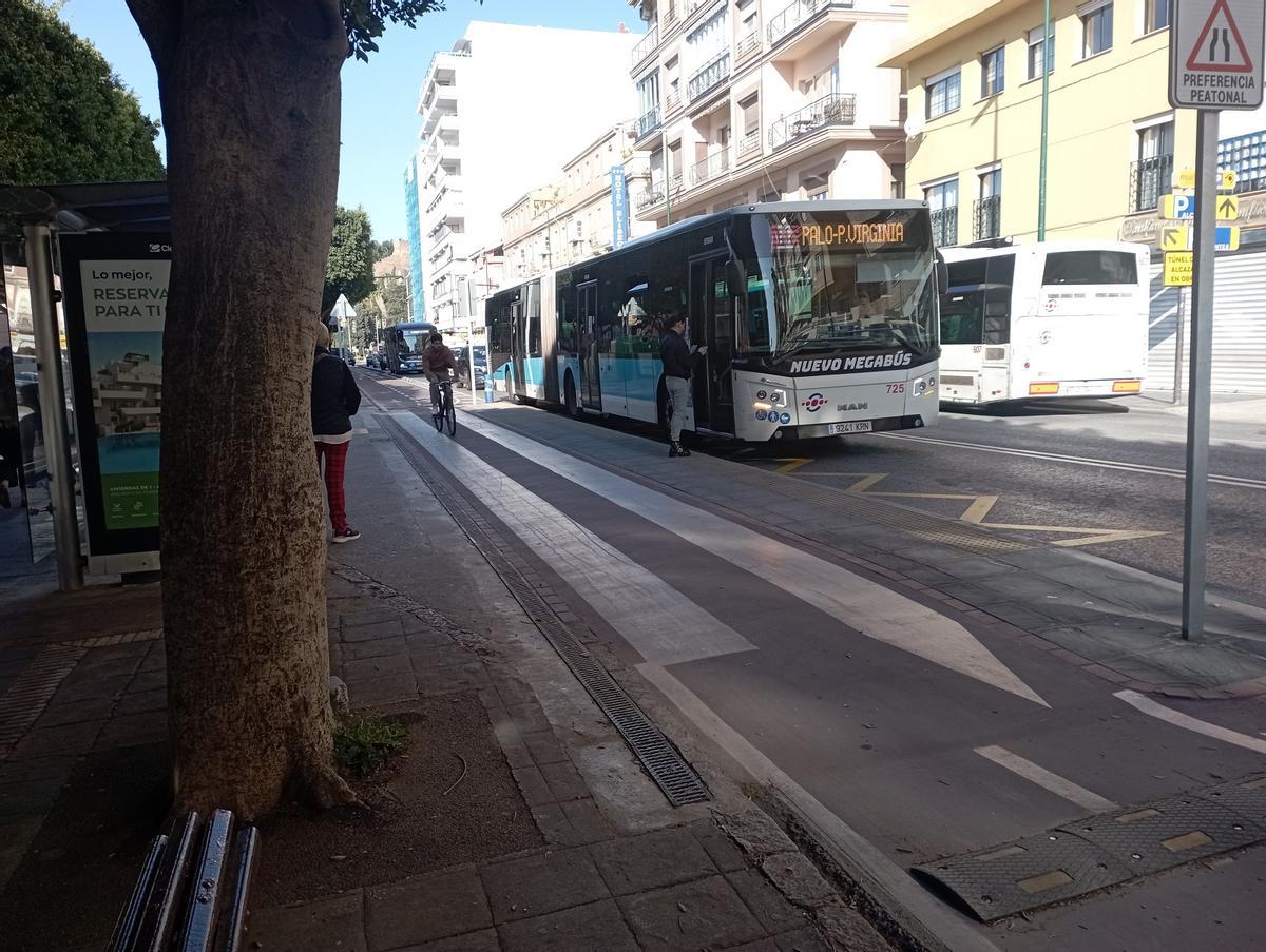 Los vecinos quieren más líneas de la EMT por La Malagueta y ven un peligro que pase el carril bici por la parada de la plaza de toros.