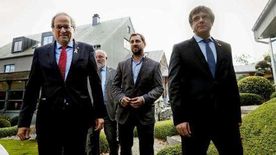 Torra, Comín y Puigdemont, tras la reunión ayer en Waterloo. // Efe