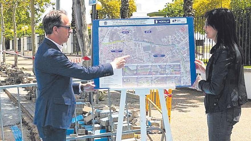El alcalde de Pozoblanco, Santiago Cabello, y la concejala de Urbanismo, Anastasia Calero.