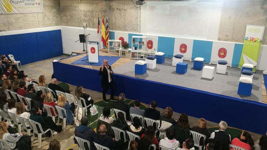 JesÃºs GuillÃ©n durante su conferencia en el colegio Juan de la Cierva