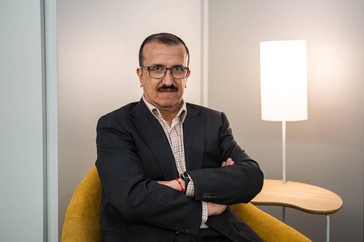 Reportaje con maestros y alumnos y declas institucionales de Martínez Bravo y John Hoffmann