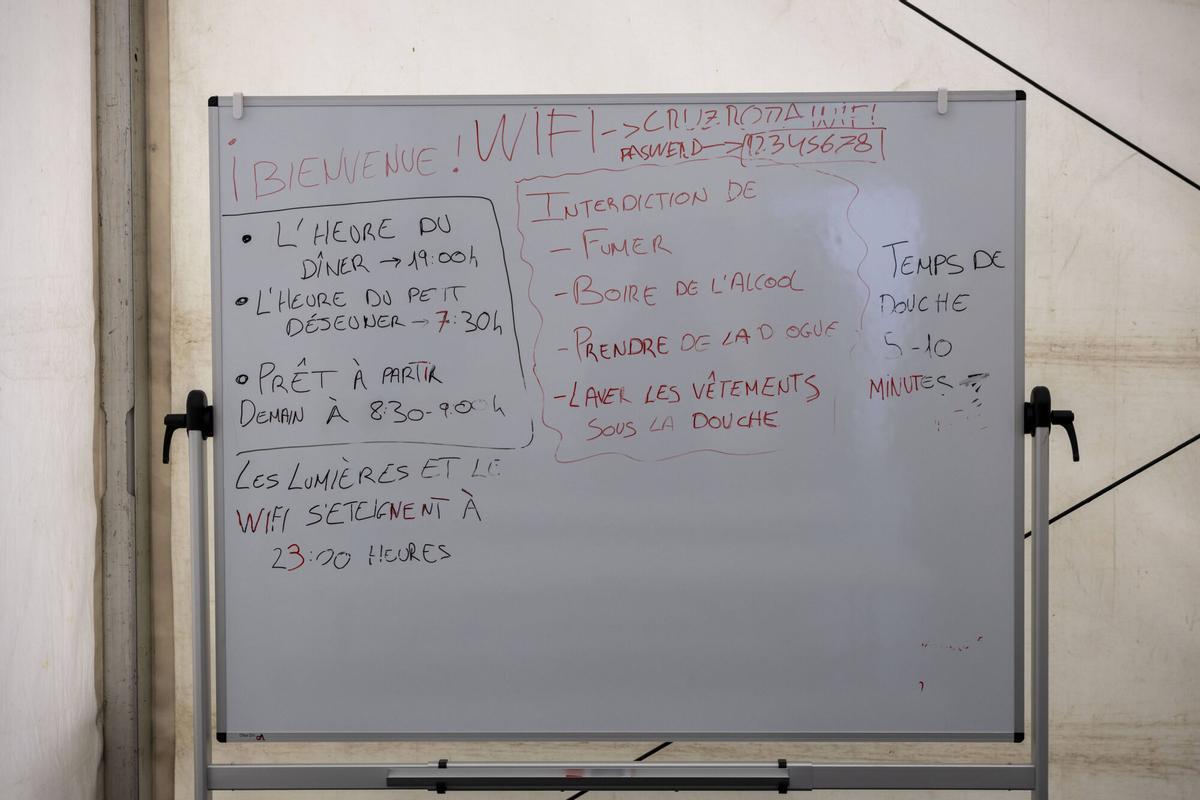 Así son los módulos de acogida temporal para migrantes instalados en el puerto de Palma.