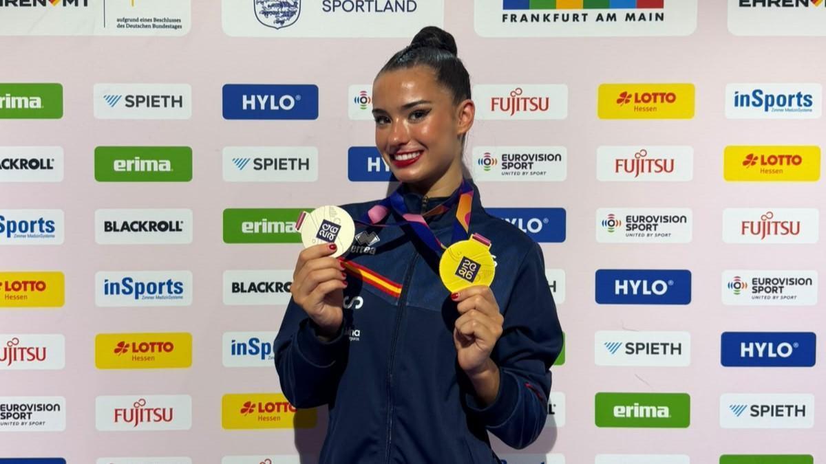 Inés Bergua con la medalla de oro de la clasificación general y la de plata en aros y mazas.