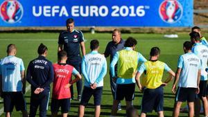 Terim charla con sus jugadores en un entrenamiento de la selección de Turquía.