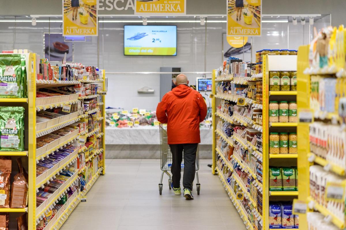 Cliente en uno de los pasillos del supermercado