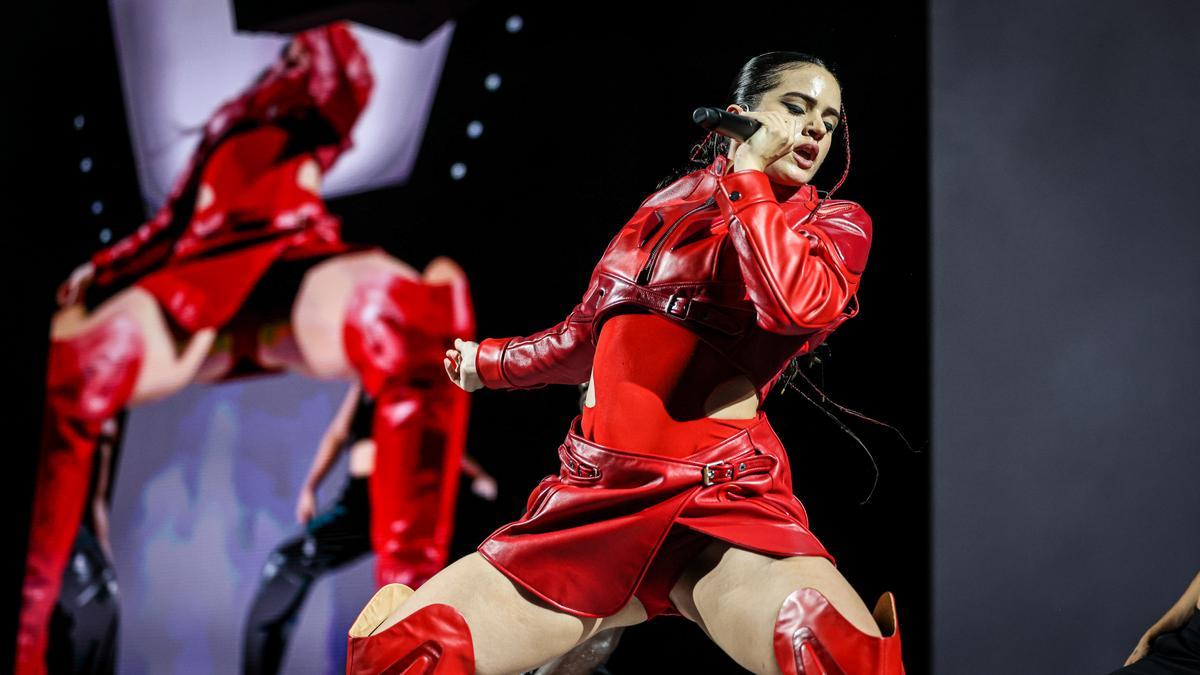 Rosalía en plena actuació al Palau Sant Jordi de Barcelona, el 23 de juliol del 2022