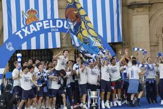 Las mejores imágenes de la rúa de la Real Sociedad en San Sebastián con la Copa del Rey